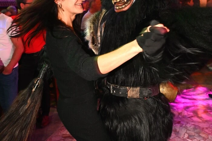 Auch die Krampusse schwangen das Tanzbein
