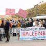 Am Samstag wurde vor dem Klagenfurt Rathaus für den Bau eines neuen Hallenbades demonstriert