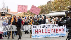 Am Samstag wurde vor dem Klagenfurt Rathaus für den Bau eines neuen Hallenbades demonstriert