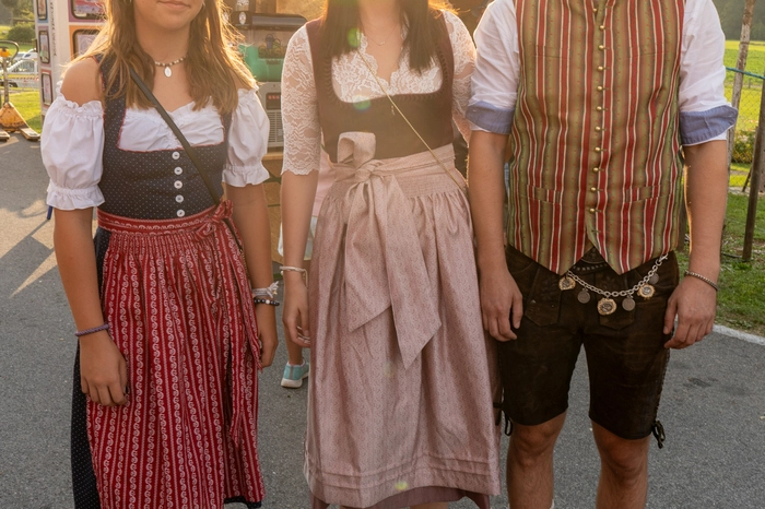 Nach dem offiziellen Fassanstich sorgten regionale Spezialitäten, Verkostungen und ein buntes Angebot an Ständen – von Schmuck bis hin zu Handwerkskunst – für Abwechslung.