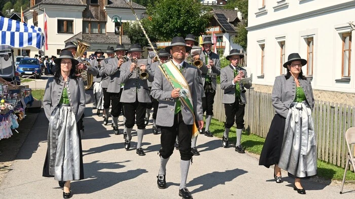Nach der Festmesse marschierte der Festumzug mit der Trachtenkapelle Steuerberg an der Spitze auf dem Festplatz ein.