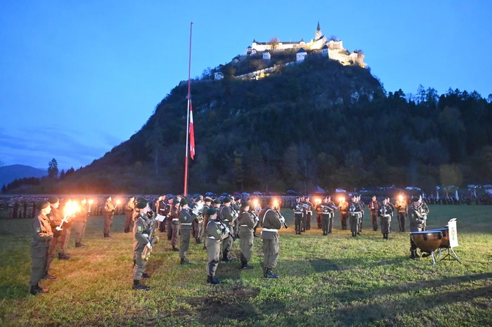 Die Flagge war aus traurigem Anlass beim „großen österreichischen Zapfenstreich“ auf Halbmast