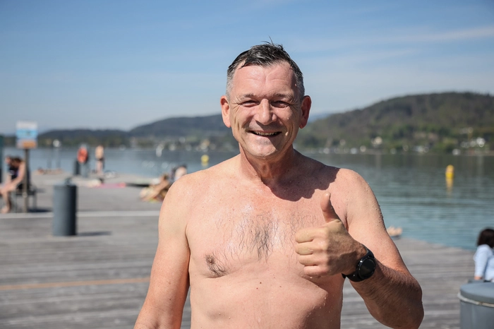 Jürgen Meyer schwimmt das ganze Jahr über im Wörthersee - auch im Winter.