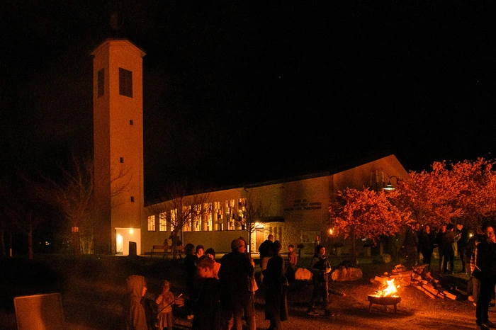 Osterfeier; Christkönigskirche; Krumpendorf; Fotograf Thomas Hude; Ostern; Karsamstag; Feuer; 4.4.2026; Osterfeuer