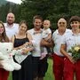 Rettungssanitäterin Anna Riegler, Notfallsanitäter Nikolas Zauner, Daniela Winkler mit Felix, Jürgen Winkler mit Ella, Notarzt Thomas Bittighofer und Rettungssanitäter Dominik Jaborni (von links)