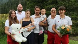 Rettungssanitäterin Anna Riegler, Notfallsanitäter Nikolas Zauner, Daniela Winkler mit Felix, Jürgen Winkler mit Ella, Notarzt Thomas Bittighofer und Rettungssanitäter Dominik Jaborni (von links)