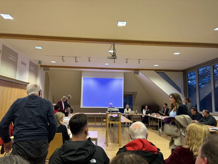 Am 18. März entfachte eine heiße Diskussion um die Rückzahlung. Die Sitzung, sowie die Fortsetzung am 31. März, wurden vor einer Entscheidung abgebrochen