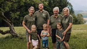 Lisa (35) und Alois (33) mit den junggebliebenen Altbauern Alois (66) und Rositha (66) und den Kindern