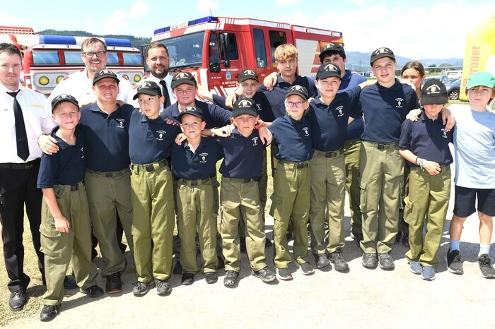 Die -Feuerwehrjugend vor der Übungseinheit