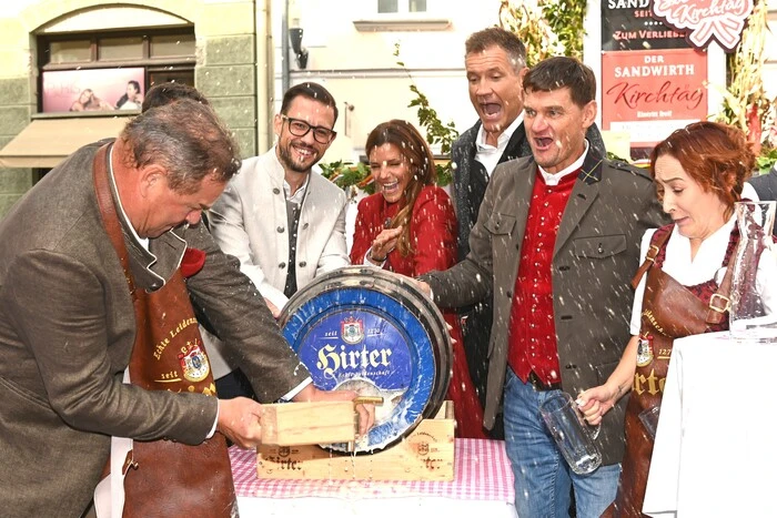 Der Bieranstich ist etwas feucht ausgefallen