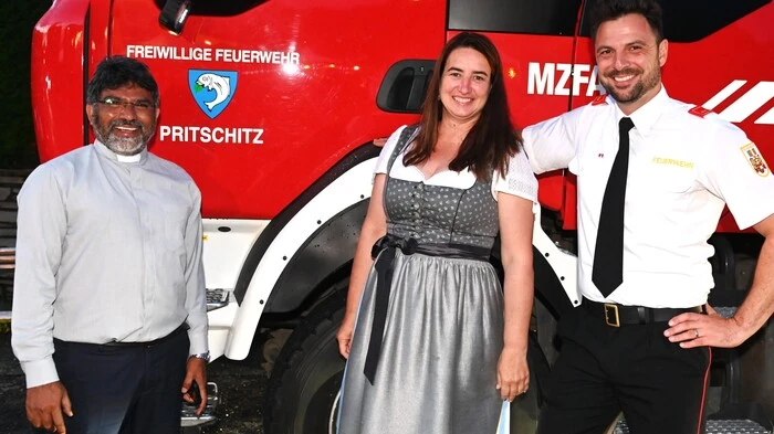 Pfarrer Joseph Thamby Mula, Bürgermeisterin Silvia Häusl-Benz und Kommandant Thomas Schwarzfurtner freuten sich über die Begeisterung der Bevölkerung 