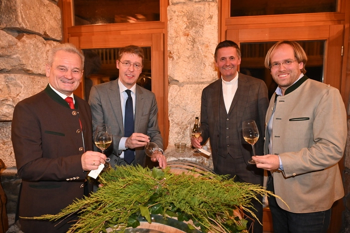 Präsident Horst Wild mit Vorstandsdirektor Georg Messner, Dompfarrer Peter Allmaier und Gastgeber Georg Lexer vom Weingut "Von der Leiten“ in Karnburg  (Sem Kegley & Georg Lexer)