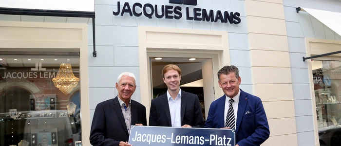 Alfred und Andreas Riedl bei der Eröffnung des Stores im Jahr 2023 mit Bürgermeister Christian Scheider