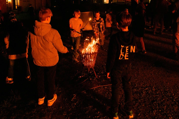 Osterfeier; Christkönigskirche; Krumpendorf; Fotograf Thomas Hude; Ostern; Karsamstag; Feuer; 4.4.2026; Osterfeuer