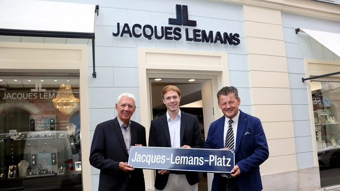 Alfred und Andreas Riedl bei der Eröffnung des Stores im Jahr 2023 mit Bürgermeister Christian Scheider