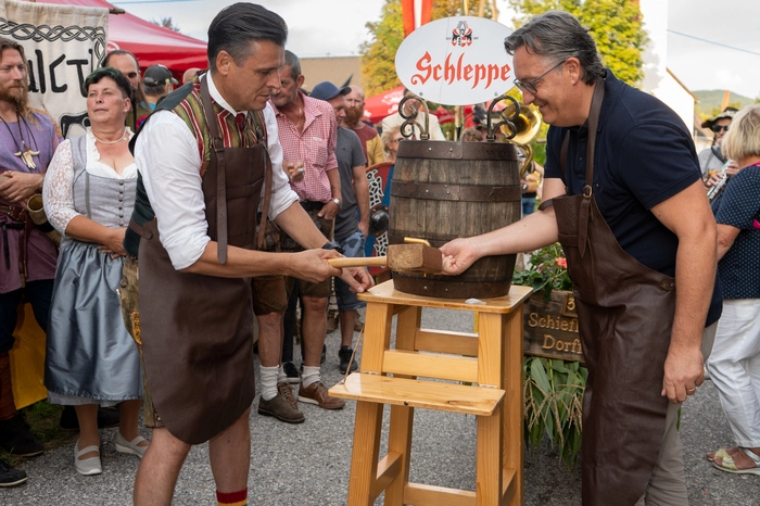 Unter den Gästen befanden sich auch zahlreiche Ehrengäste: Bürgermeister Markus Berger (Maria Wörth), Bürgermeister Michele Calligaris (Romans d’Isonzo) sowie Bürgermeister Thomas Wuksch (Schiefling), der links am Bild zu sehen ist.