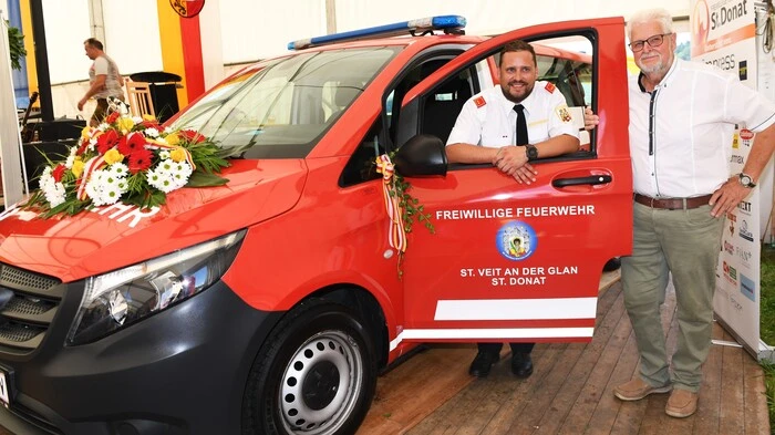 Kommandant Stefan Knappinger und der ehemalige Flughafen-Feuerwehrchef Rudolf Lassnig mit dem neuen Einsatzfahrzeug