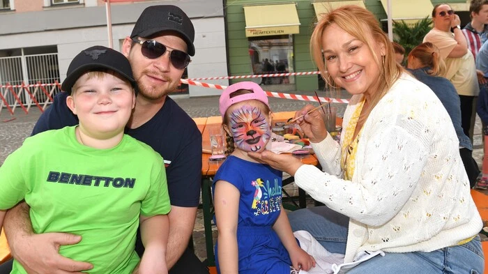 Lukas und Julia mit Papa Andreas bei Sabine zum Schminken