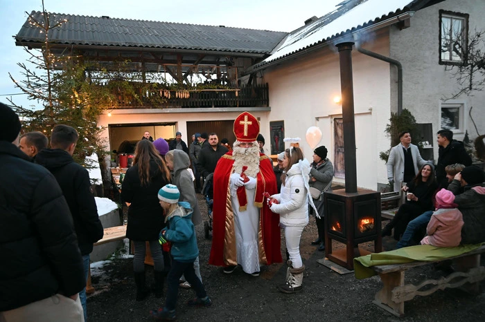 LOKAL ,2024-11-23, Schiefling Farrendorf Adventzauber

im Bild:Schiefling Farrendorf Adventzauber

Credit Photo by:Hermann Sobe 