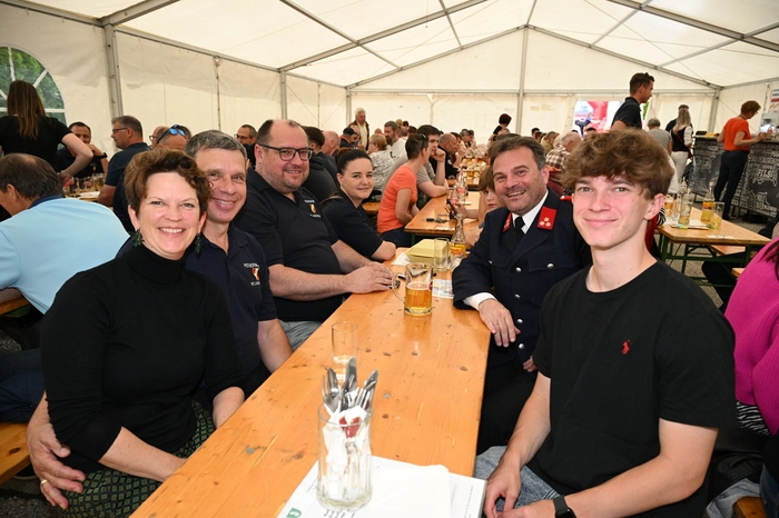 Am Sonntag feierte man eine Zeltmesse mit anschließendem Frühschoppen