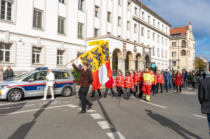 Angeführt von der Stadtkapelle Klagenfurt startete der Erntedankumzug inklusive Erntekrone beim Stadttheater. 