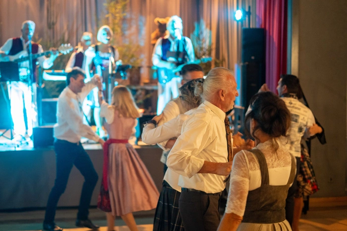 Musik von Waidmanns Klang und einer Live-Band sorgte für Stimmung