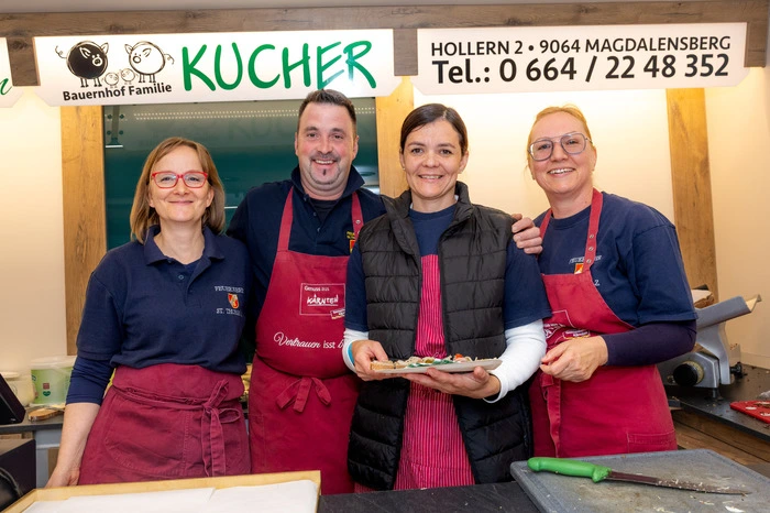 Kulinarisch wurden die Gäste auch in diesem Jahr verwöhnt: Neben frisch gebratenen, wärmenden Maroni und erlesenen Weinen vom Weingut Weiss, sorgte zum bereits dritten Mal Familie Kucher aus Hollern/Magdalensberg mit regionalen Spezialitäten aus eigener Produktion für besonderen Genuss.