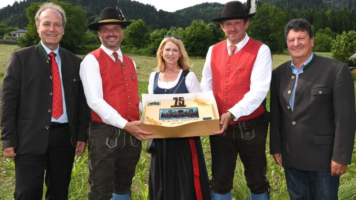Bürgermeister Harald Jannach und Vizebürgermeister  Konrad Petautschnig haben gemeinsam mit Gemeindevorständin Isabella Kerth eine Jubiläumstorte an Kapellmeister Walter Sonnberger und Obmann Gernot Zechner übergeben