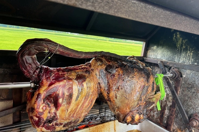 Der ganze „Vogel Strauss“ drehte sich schon Stunden vor der Veranstaltung im Grill