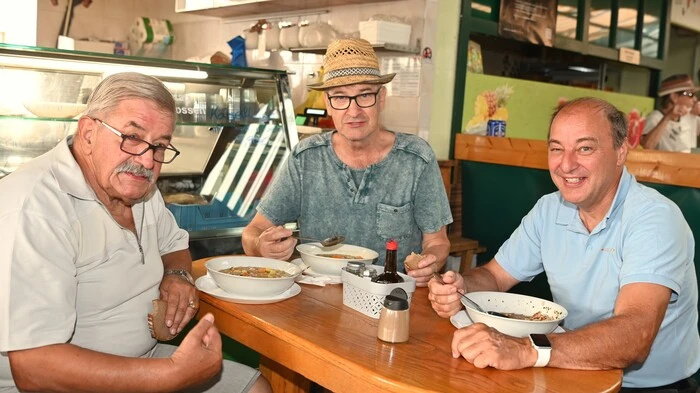Edi, Pepe und Ernst treffen sich regelmäßig für zünftige Kärntner Hausmannskost. Pepe nimmt den Ritschert portioniert  mit nach Berlin. Als Heilmittel gegen zu viel Heimweh.