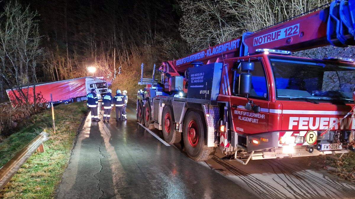 Der Lkw Sattelzug mit rund 40 Tonnen Gesamtgewicht musste unter erschwerten Bedingungen geborgen werden