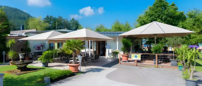 Restaurant Seerose, blauer Himmel und Terrasse