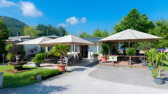 Restaurant Seerose, blauer Himmel und Terrasse