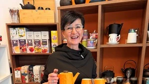 Man sieht eine Frau mit eine Teeservice in der Hand | Karin Rabensteiner ist mit ihrem Geschäft übersiedelt