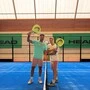 Zwei Männer mit Padel Tennis-Schlägern in der Hand