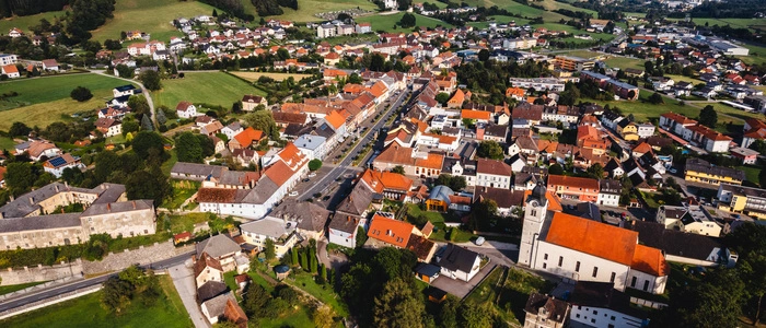 Zu sehen ist die Stadtgemeinde Bad St. Leonhard von oben