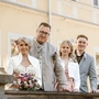 Ein Brautpaar mit zwei Kindern