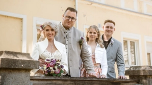 Ein Brautpaar mit zwei Kindern