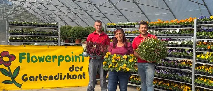 Manuel Martincevic und Brigitte Rumpf mit Franz Valentin Kölbl (von links) am neuen Standort in Wolfsberg