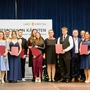 Von links: Simon Schober, Christina Reiterer, Anja Probst, Selina Denoth, Gerhild Hubmann (Referatsleiterin Abteilung 6), Isabella Hatzi, Landesrat Daniel Fellner, Anna Hauser, Moritz Leitner, Vanessa Gräßl, Lisa-Marie Denifle, Barbara Steinwender (pädagogische Leitung „Lehre mit Matura“), Jakob Mikula, Direktor Herbert Tatschl, Andreas Rauter (Bildungsland Kärnten), Bianca Gobold, Fabienne Zarfl und Marvin Possegger