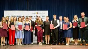 Von links: Simon Schober, Christina Reiterer, Anja Probst, Selina Denoth, Gerhild Hubmann (Referatsleiterin Abteilung 6), Isabella Hatzi, Landesrat Daniel Fellner, Anna Hauser, Moritz Leitner, Vanessa Gräßl, Lisa-Marie Denifle, Barbara Steinwender (pädagogische Leitung „Lehre mit Matura“), Jakob Mikula, Direktor Herbert Tatschl, Andreas Rauter (Bildungsland Kärnten), Bianca Gobold, Fabienne Zarfl und Marvin Possegger