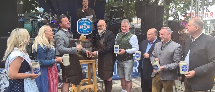 Üben muss der Bürgermeister noch: 13 Schläge waren nötig, bis das Bier in Strömen floss
