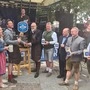 Üben muss der Bürgermeister noch: 13 Schläge waren nötig, bis das Bier in Strömen floss