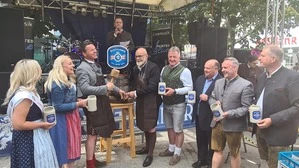 Üben muss der Bürgermeister noch: 13 Schläge waren nötig, bis das Bier in Strömen floss