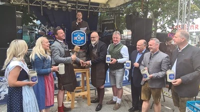Üben muss der Bürgermeister noch: 13 Schläge waren nötig, bis das Bier in Strömen floss