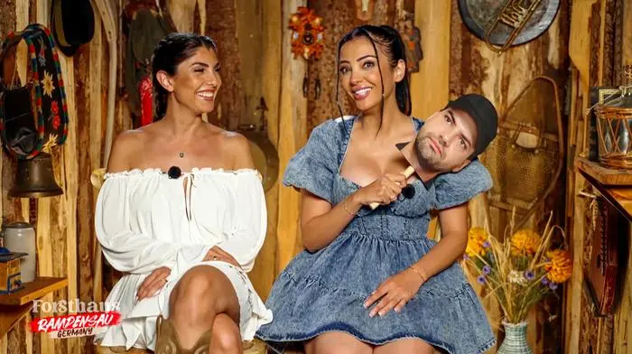 Titel: Forsthaus Rampensau Germany;
Staffel: 3;
Folge: 2;
Person: Yeliz Koc; Dilara Kruse;
Fotograf:   Joyn;
Bildredakteur: Isabella Toennes;
Dateiname: 3296139.jpg;
Rechtehinweis: Dieses Bild darf honorarfrei für redaktionelle Zwecke und nur im Rahmen der Programmankündigung verwendet werden. Andere Veröffentlichungen sind nur nach Rücksprache und ausdrücklicher Genehmigung der Seven.One Entertainment Group GmbH möglich. Nicht für EPG! Verwendung nur mit vollständigem Copyrightvermerk. Das Foto darf nicht verändert, bearbeitet und nur im Ganzen verwendet werden. Es darf nicht archiviert werden. Es darf nicht an Dritte weitergeleitet werden. Aneinanderreihung/Zusammenlegung/Kopplung von Bildern zum Zweck der Erstellung von Slide-Shows o.ä. nicht gestattet; Verbindung/Einfügen/Anfügen von Werbung nicht gestattet. Das Bild kann KI generierte Elemente enthalten.
Bei Fragen: foto@seven.one
Voraussetzung für die Verwendung dieser Programmdaten ist die Zustimmung zu den Allgemeinen Geschäftsbedingungen der Presselounges der Sender der Seven.One Entertainment Group GmbH. 