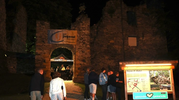 Die Landjugend Bad St. Leonhard lud zur brandheißen Partynacht auf den Schlossberg. Klicken Sie sich durch die Bilder!