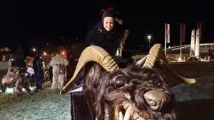 Ein Kind in einem Krampuskostüm sitzt auf einem großen Krampus. | Damien Grabner ist einer der jüngsten Perchten in Kärnten