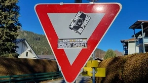 Beklebtes Verkehrszeichen