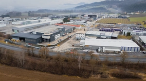 In der Gewerbezone in Framrach bei St. Andrä befindet sich seit 2001 der Firmensitz der ASCO. 2025 wurde die angrenzende Halle von „Reisswolf“ gekauft undfür die ASCO-Marke „Laserhero“ adaptiert. DIe „AAB ASCO Apparatebau“ bekommt heuer einen neuen Standort